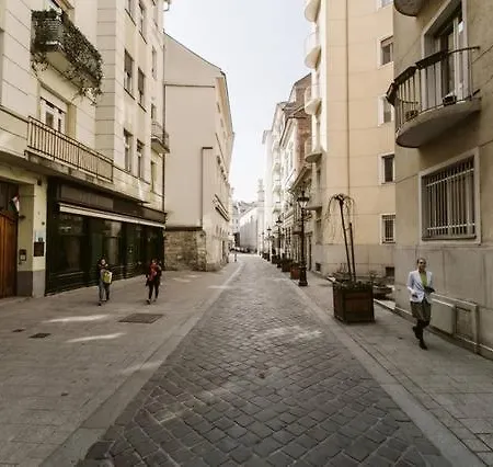 A_or_ B_luxflat_2br_2ba_vaci Street *